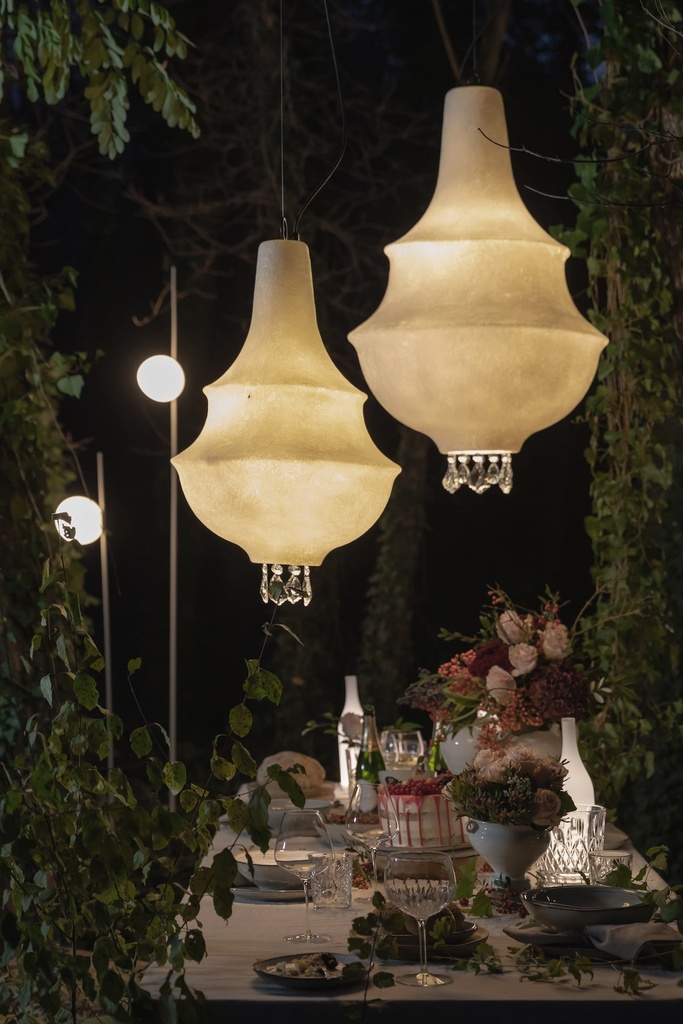 Curarto LADY D Outdoor Pendant Light on the outdoor dining table